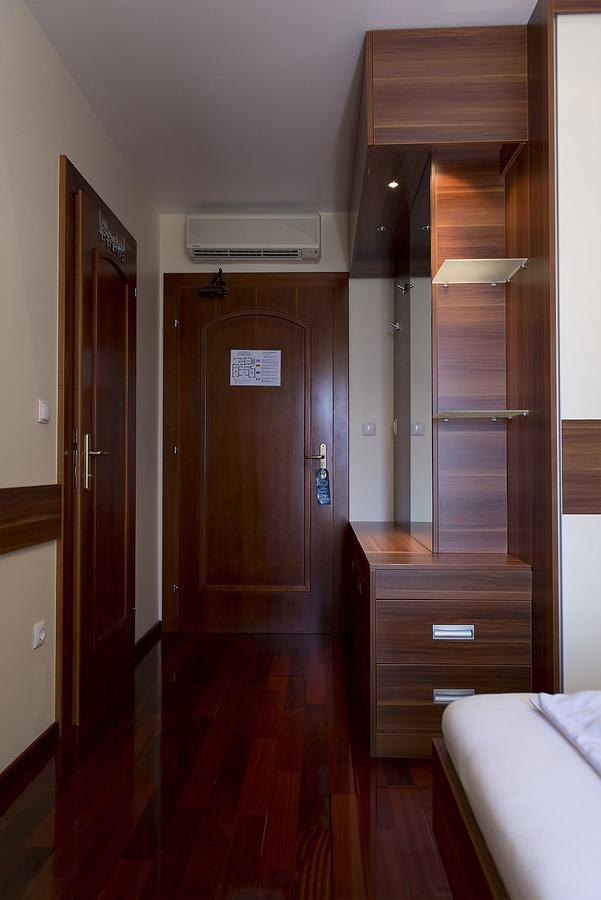 Pansion Maestral Hotel โนวีวีโนดอลสกี ภายนอก รูปภาพ
