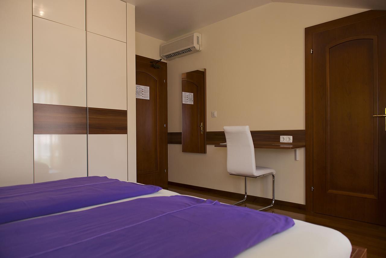 Pansion Maestral Hotel โนวีวีโนดอลสกี ภายนอก รูปภาพ
